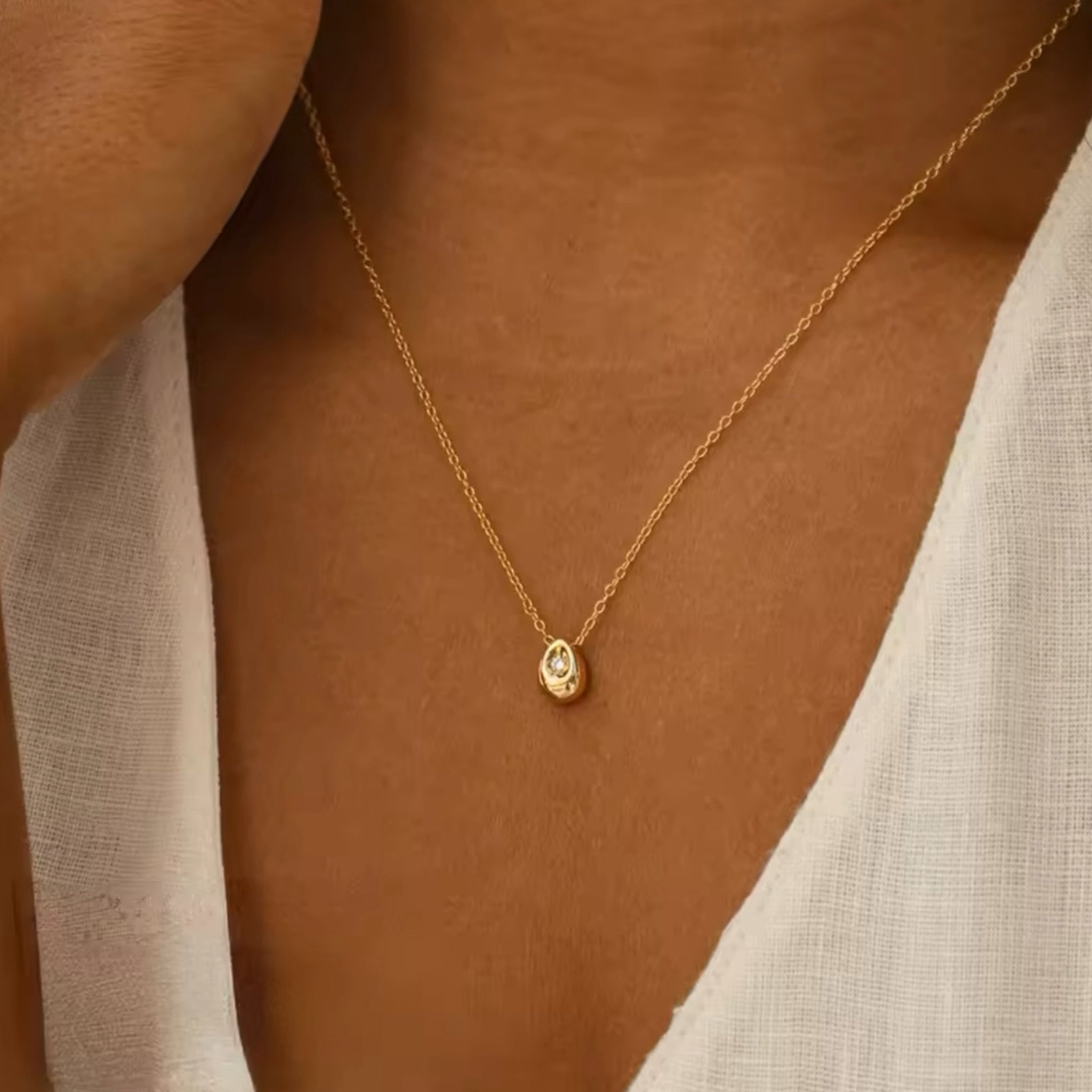 Collier Goutte d’Or – L’élégance minimaliste qui sublime votre style - Priscille & Aquila