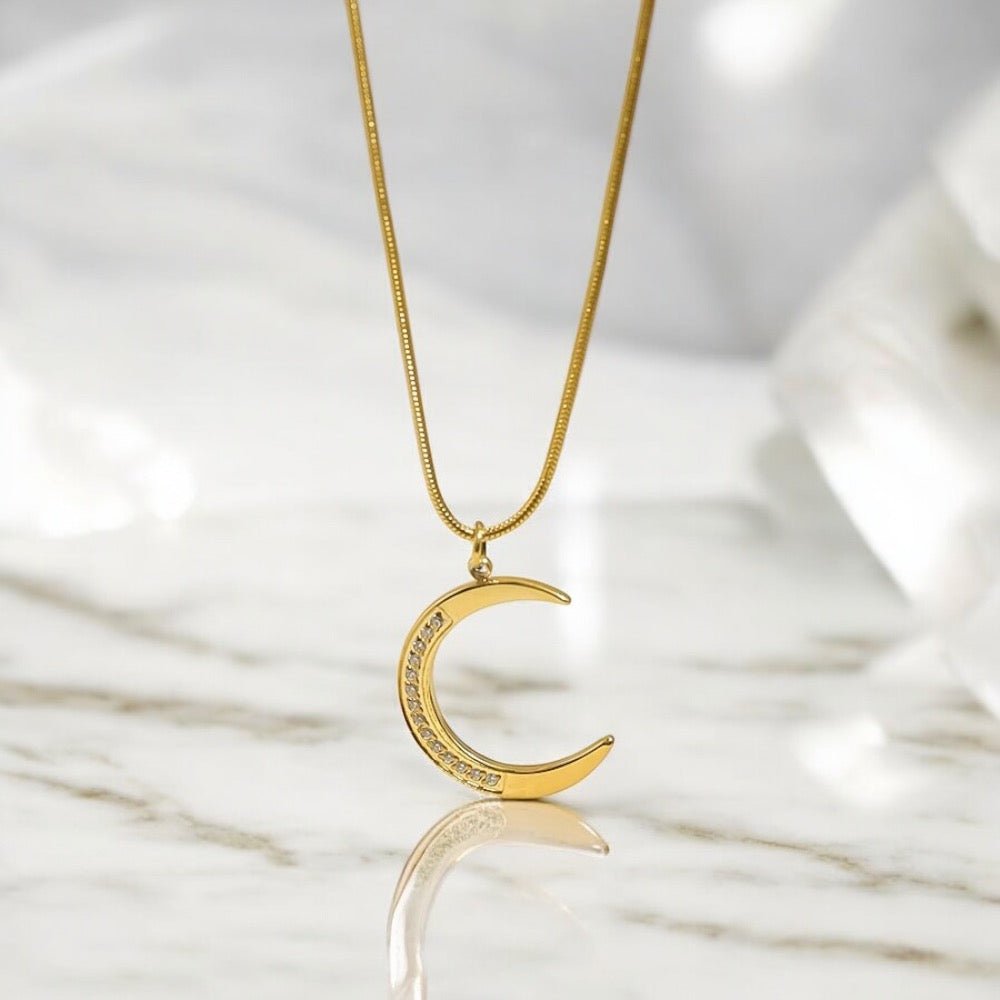 Collier Selene en Acier Inoxydable Plaqué Or – Élégance et Résilience - Priscille & Aquila