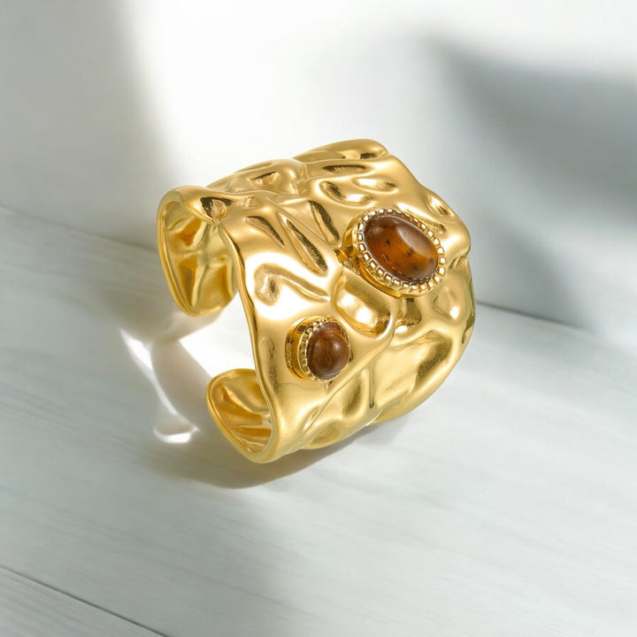 Bague Bernice : L’élégance dorée sublimée par des pierres naturelles - Priscille & Aquila