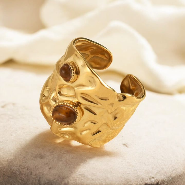 Bague Bernice : L’élégance dorée sublimée par des pierres naturelles - Priscille & Aquila
