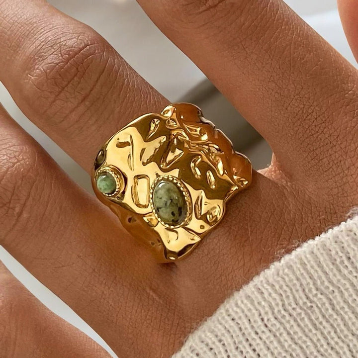 Bague Bernice : L’élégance dorée sublimée par des pierres naturelles - Priscille & Aquila