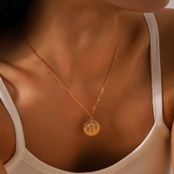 Collier Maria – Une lumière dorée au cœur de votre style - Priscille & Aquila
